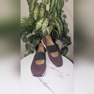 Vionic Women's Maroon Slip-On Flats